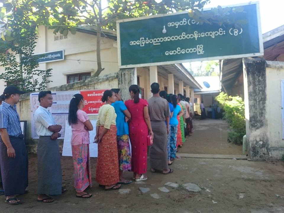 ရခိုင္ျပည္နယ္ ေမာင္ေတာၿမိဳ႕မွ ျပည္သူမ်ား မဲေပးေနၾကစဥ္ (ဓာတ္ပုံ)
