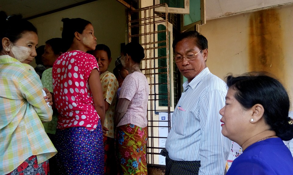 ၀န္ႀကီးဦးအုန္းျမင့္ ေက်ာက္တန္းတြင္ မဲေပး