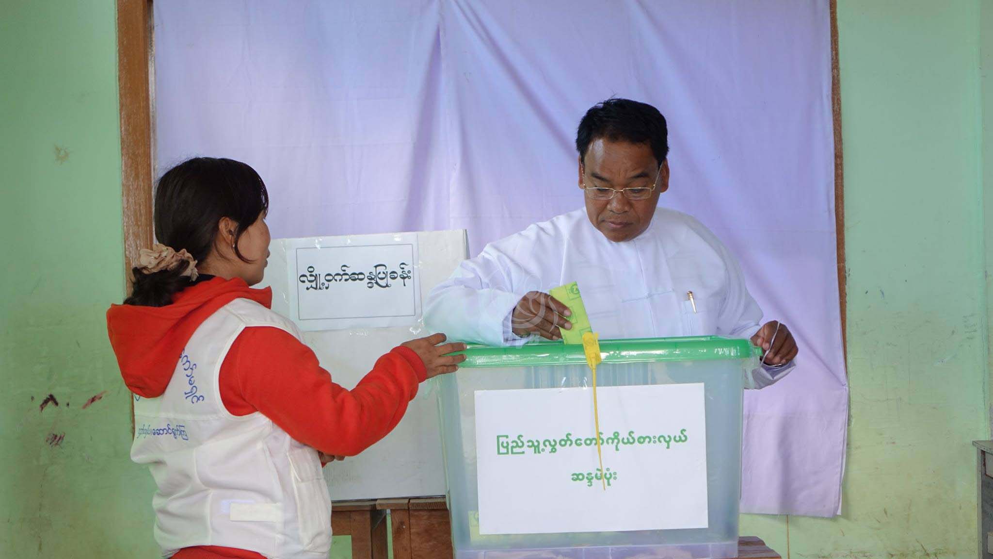 ခ်င္းျပည္နယ္၀န္ႀကီးခ်ဳပ္ မဲေပး (ဓာတ္ပံု)