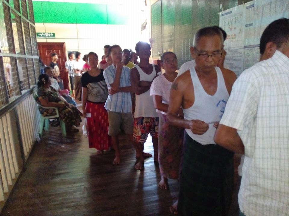 မုဒုံၿမိဳ႕တြင္ မဲေပးရန္ တန္းစီ ေစာင့္ဆုိင္းေနသူမ်ား (ဓာတ္ပုံ)