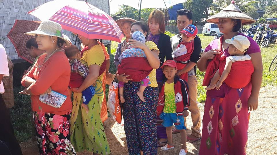 မုိးညႇင္းတြင္ မဲေပးရန္ ေနပူထဲ ဇြဲရွိရွိ တန္းစီေစာင့္ဆုိင္း (ဓာတ္ပုံ)