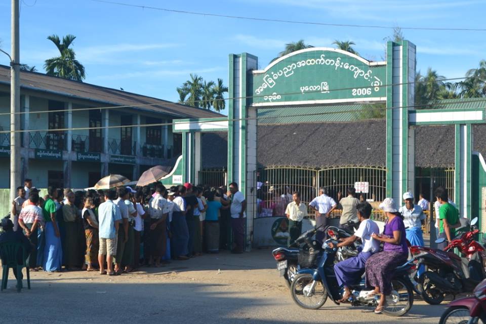 ၿမိတ္ခ႐ုိင္၊ ပုေလာၿမိဳ႕နယ္ရွိ ရပ္ေက်းအခ်ိဳ႕တြင္ ဆႏၵမဲေပးရန္ စီတန္းေစာင့္သူမ်ား (ဓာတ္ပုံ)