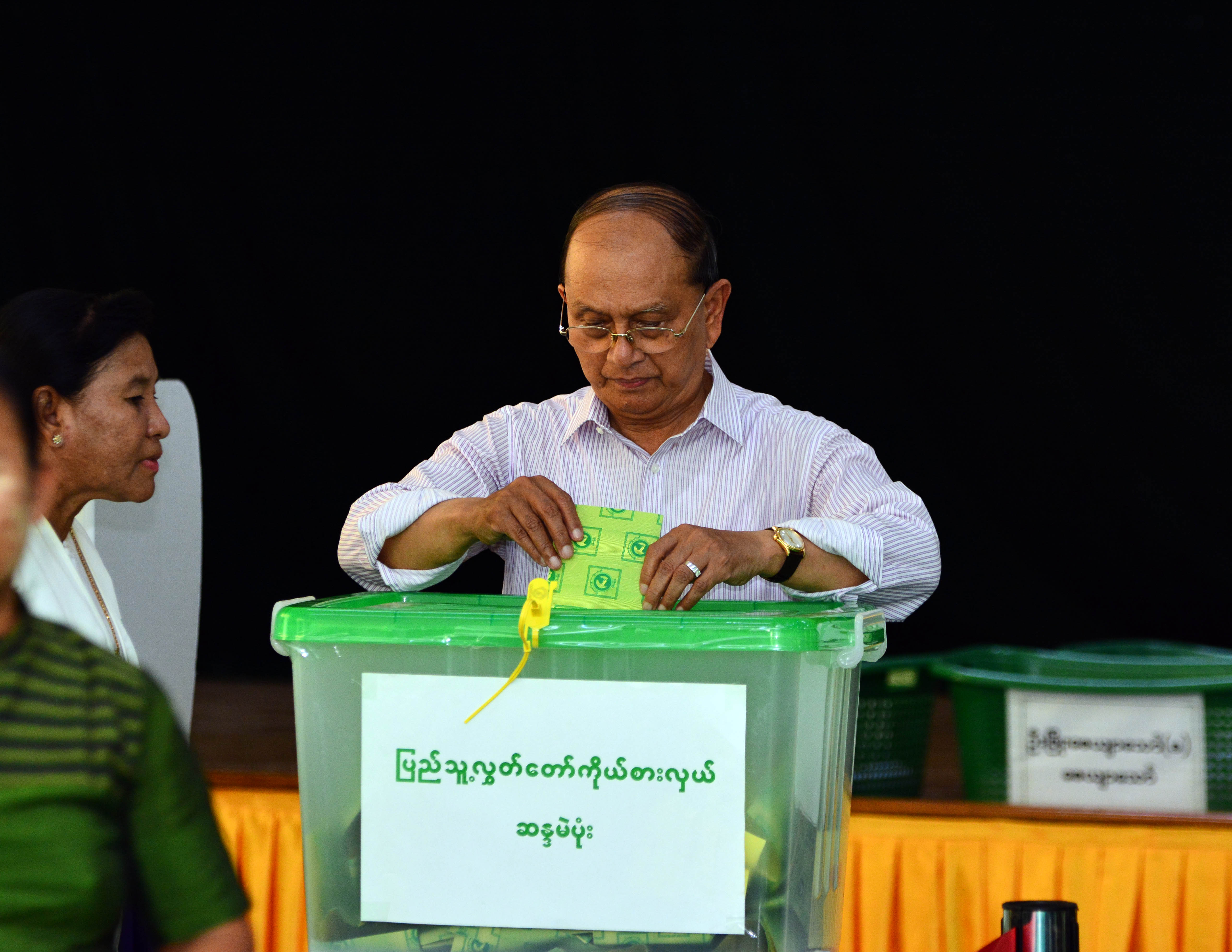 သမၼတ ဦးသိန္းစိန္ မဲေပး (ဓာတ္ပုံ)