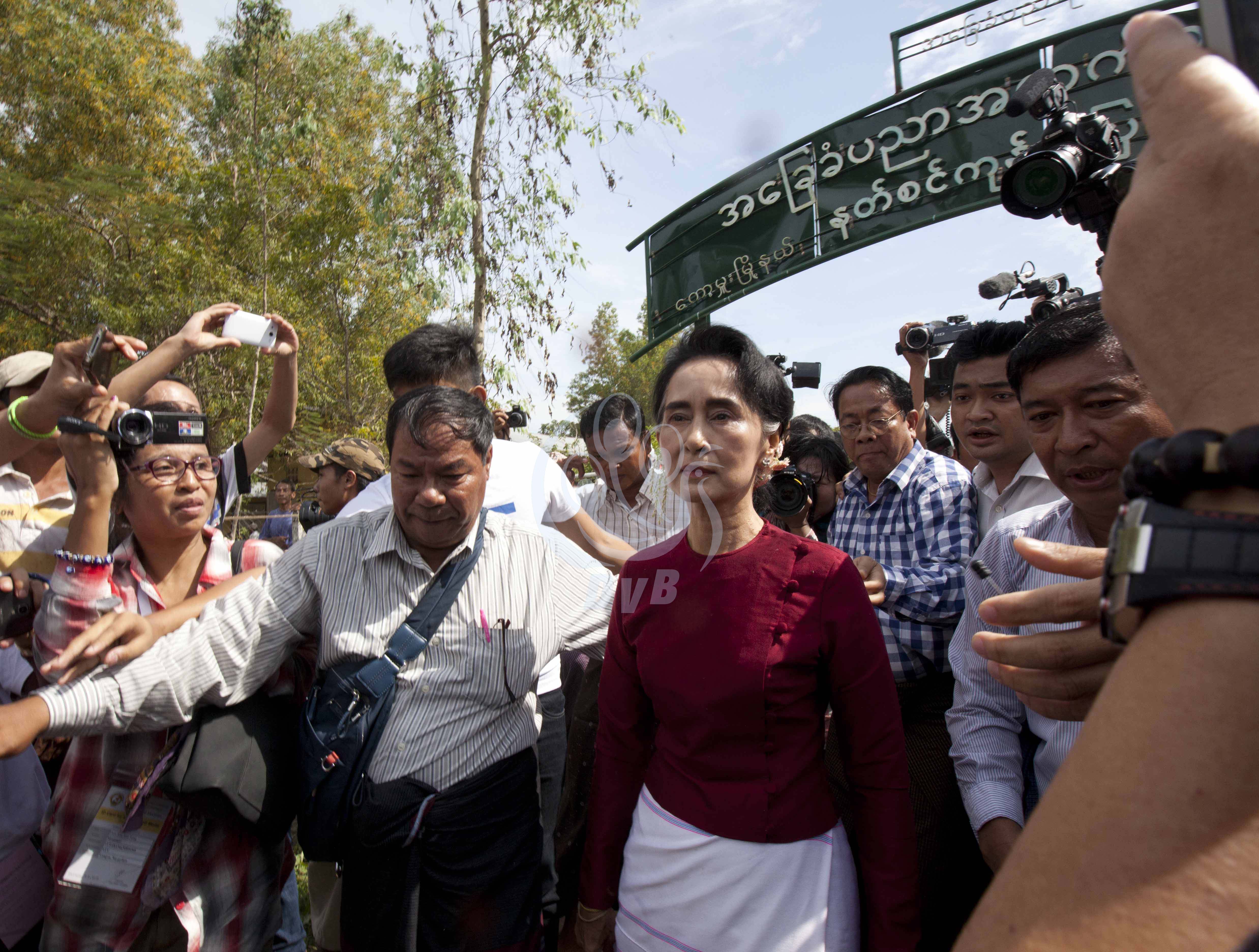ေဒၚေအာင္ဆန္းစုုၾကည္ ေကာ့မႉးရွိ မဲ႐ုံမ်ားကုုိ ၾကည့္႐ႈ (ဓာတ္ပုံ)