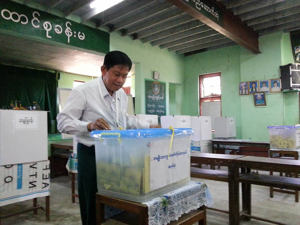 ျပည္ခုိင္ၿဖဳိး ပူးတြဲဥကၠ႒ ဦးေဌးဦး ဟသၤာတတြင္ မဲေပး (ဓာတ္ပုံ)