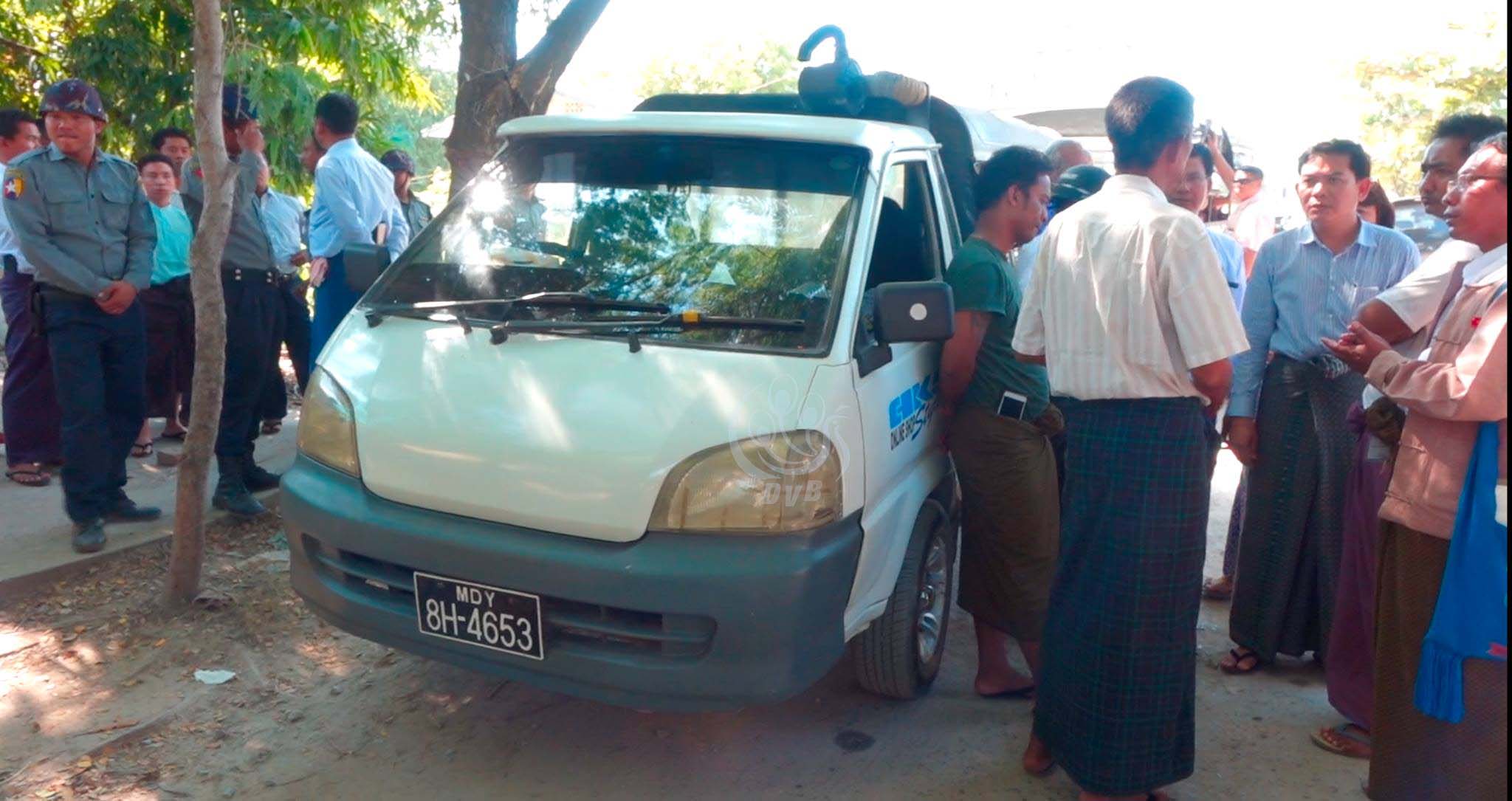 မႏၱေလးတြင္ အမည္မသိလူူ ၁၀၀ ခန္႔ ကား ၆ စီးျဖင့္ မဲလာေပးမႈ တားျမစ္