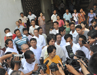 ေဒၚ​ေအာင္ဆန္း​စုၾကည္၏ ဘုရား​ဖူး​ခရီး​စဥ္ (ဓာတ္ပံု)
