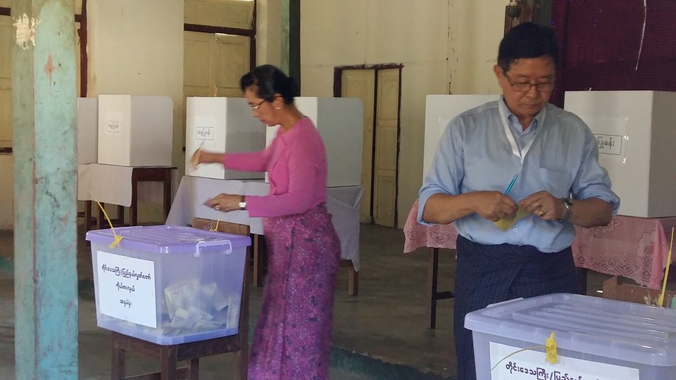 ရွားေတာၿမိဳ႕နယ္တြင္ ျပည္ေထာင္စုဝန္ႀကီး ဦးေအာင္မင္းႏွင့္ဇနီး မဲေပး (ဓာတ္ပုံ)