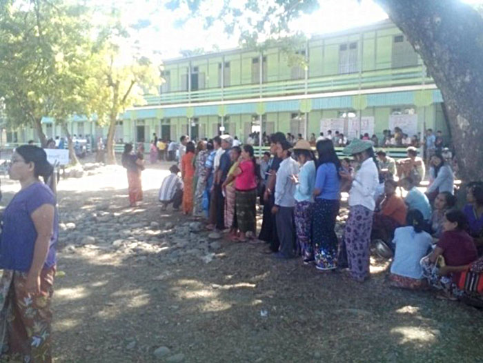 မုံရြာ မဲ႐ုံမ်ား၌ ဆႏၵမဲေပးသူ ေသာင္းႏွင့္ခ်ီ္မ်ားျပား၊ ညမိုးခ်ဳပ္အထိ မဲေပးရႏုိင္