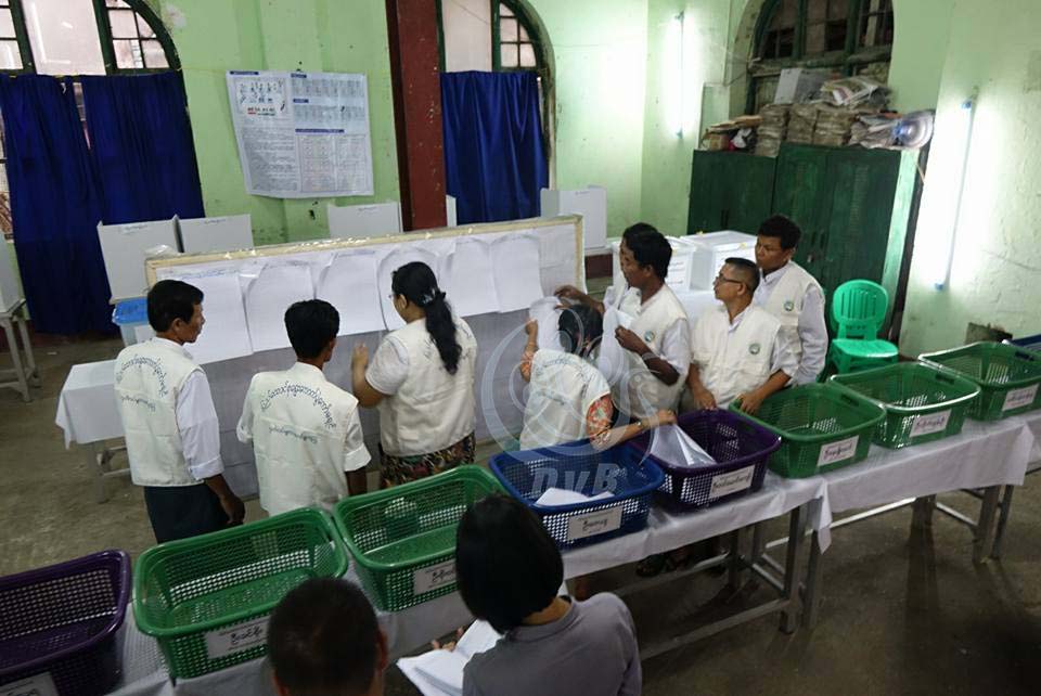 ေက်ာက္တံတားၿမိဳ႕နယ္ မဲ႐ုံ ၁ တြင္ မဲစတင္ေရတြက္ (ဓာတ္ပံု)