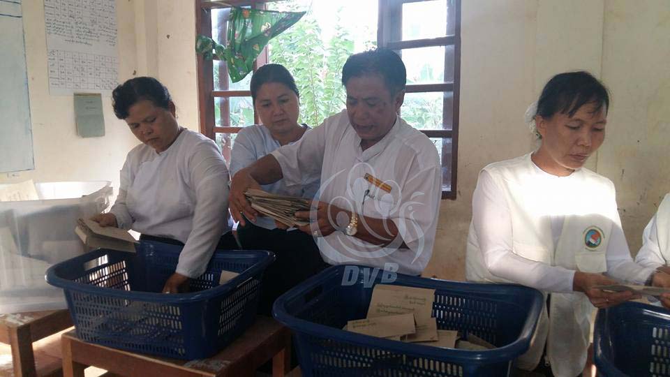 ဘားအံတြင္ မဲစတင္ေရတြက္ (ဓာတ္ပံု)