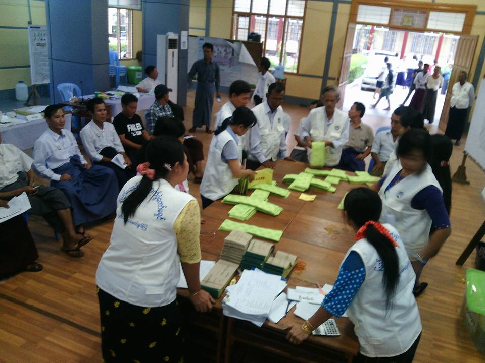 ပုသိမ္တြင္ မဲစာရင္းမ်ား စတင္ေရတြက္ (ဓာတ္ပုံ)