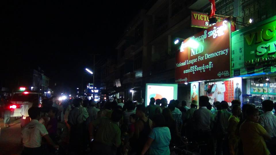 ေျမာင္းျမၿမိဳ႕ အန္အယ္လ္ဒီ ေအာင္ႏိုင္ေရး႐ုံးေရွ႕ ေစာင့္ဆိုင္းေနေသာ ျပည္သူမ်ား (ဓာတ္ပုံ)