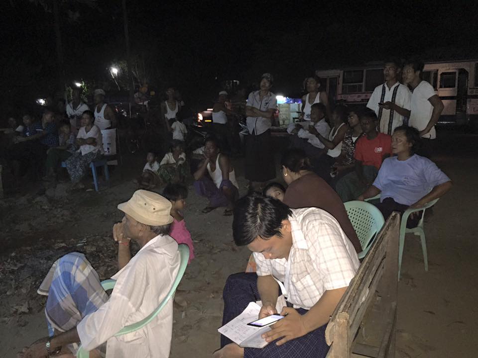 ျဖဴးၿမိဳ႕နယ္ အမ်ိဳးသားဒီမိုကေရစီအဖြဲ႔ခ်ဳပ္႐ုံးေရွ႕ ျမင္ကြင္း (ဓာတ္ပုံ)