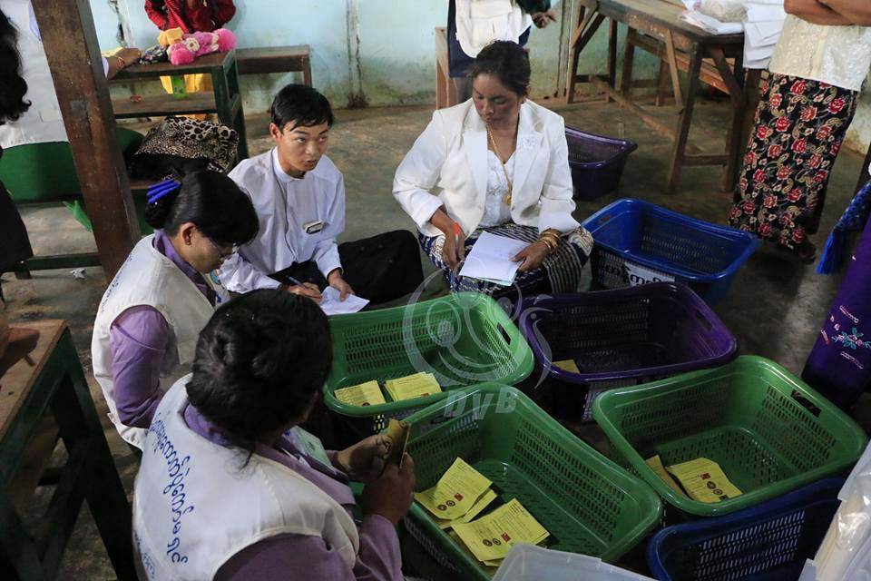 ေရြးေကာက္ပြဲျပႆနာမ်ားကို တရားရံုးသို႔တိုင္တန္းရန္ ခရိုင္ေကာ္မရွင္ေျပာ