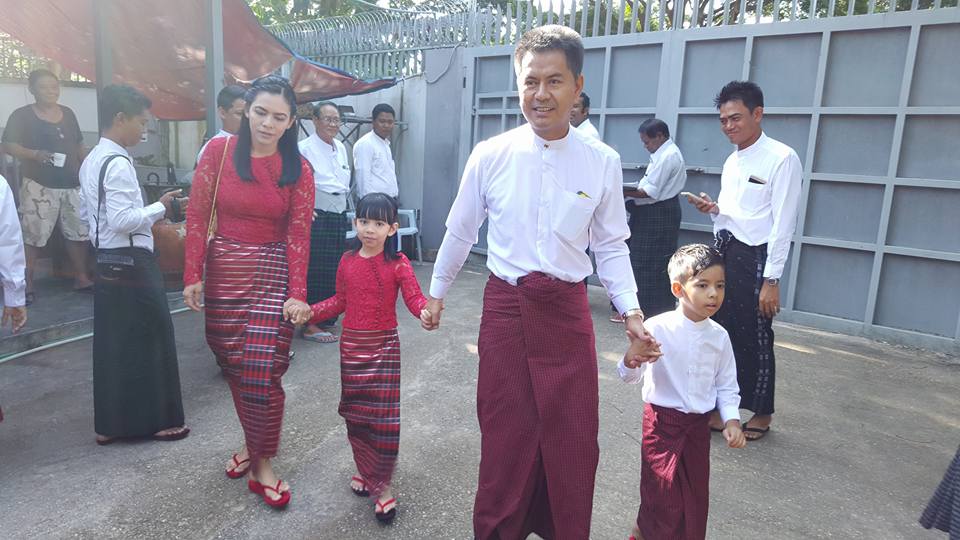 ေဒၚေအာင္ဆန္းစုၾကည္ ေနအိမ္ျခံ၀င္းေရာက္ အႏုပညာရွင္မ်ား (ဓာတ္ပံု)