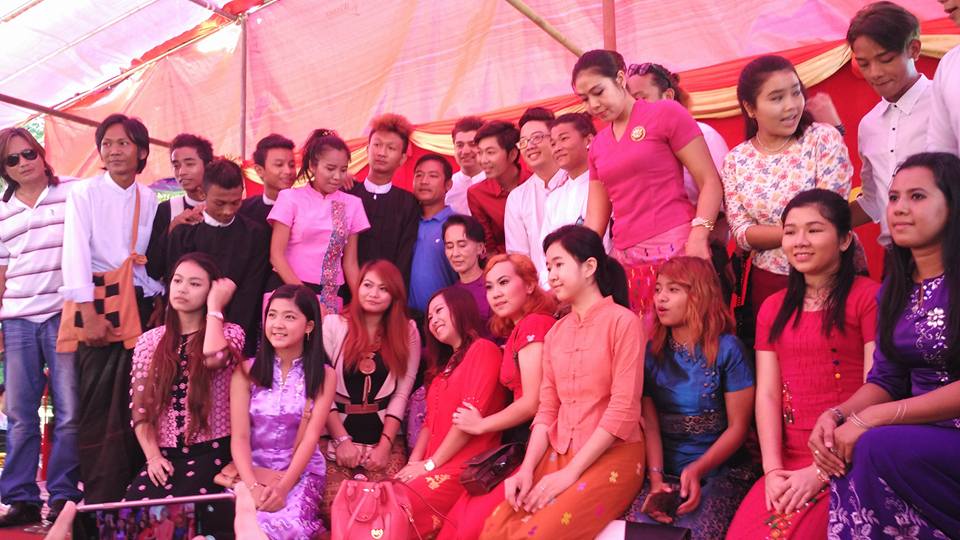 ေဒၚေအာင္ဆန္းစုၾကည္ႏွင့္ အႏုပညာရွင္မ်ား ေတြ႔ဆံု (ဓာတ္ပံု ၂)
