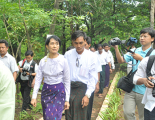 ​ေဒၚ​ေအာင္ဆန္း​စုၾကည္ ပုပၸါး​ေဒသကို သြား​ေရာက္​ေလ့​လာ