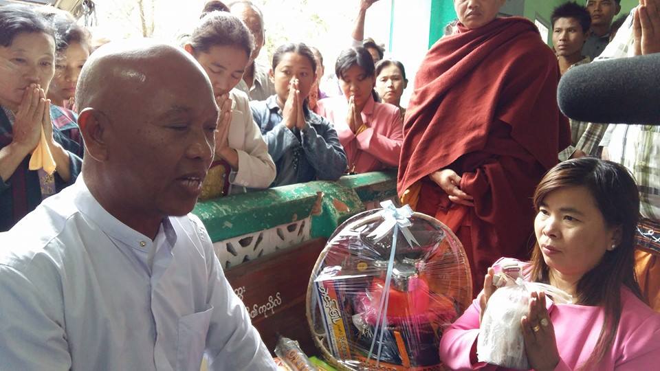 ေရပူဆရာေတာ္ ႐ုံးထုတ္စဥ္ ဒကာ ဒကာမမ်ား ကထိန္လႉဖြယ္ပစၥည္း ဆက္ကပ္ (ဓာတ္ပုံ)