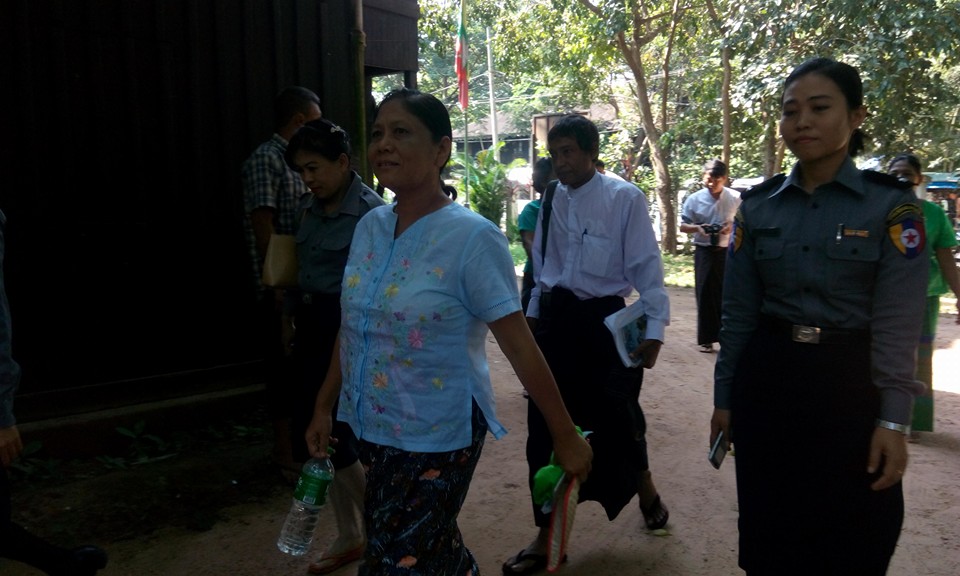 တ႐ုတ္﻿သံရံုး﻿ေရွ႕ဆႏၵျပမႈျဖင့္ တရားစဲြရသည့္ ေဒါက္တာျမတ္ႏုခိုင္ တရား႐ုံးထုတ္လာေရာက္ (ဓာတ္ပံု)