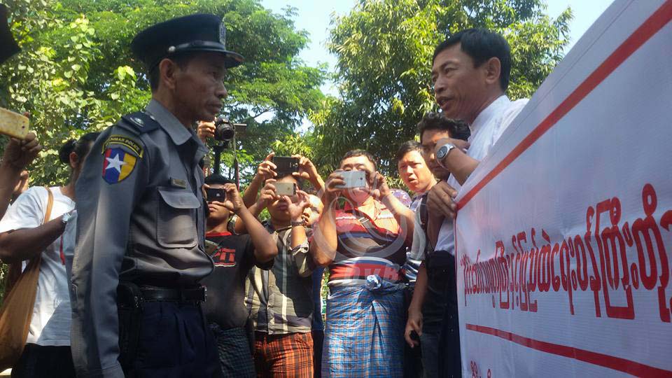 ဖမ္းဆီခံေက်ာင္းသားမ်ား လႊတ္ေပးရန္ တကိုယ္ေတာ္ဆႏၵျပ (ဓာတ္ပံု)