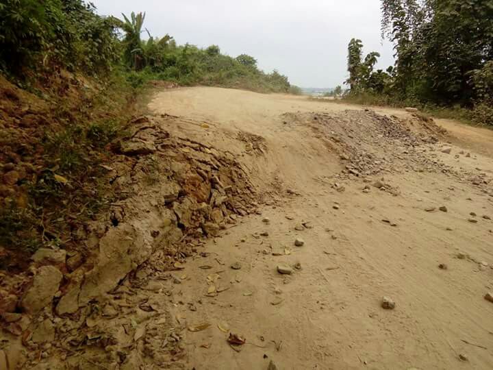 ဗန္းေမာက္-အင္းေတာ္ကားလမ္း ေျမသားမ်ားျမင့္တက္လာမႈ ေဒသခံမ်ားေစာင့္ၾကည့္ (သတင္းဓာတ္ပုံ)