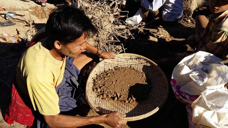 သပိတ္က်င္းၿမိဳ႕နယ္တြင္ ေရႊေၾကာေတြ႔၊ ေဒသခံအမ်ားအျပား တူးေဖာ္ (ဓာတ္ပုံ)