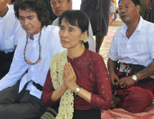 ေဒၚ​ေအာင္ဆန္း​စုၾကည္ ၄ ရက္​ေျမာက္ ပုဂံခရီး​စဥ္ ျပည္သူမ်ား​ လွိုက္လွဲစြာၾကိုဆို