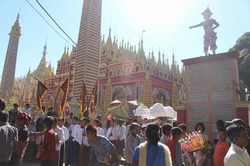 တန္ေဆာင္မုန္းလျပည့္ေန႔ မံုရြာၿမိဳ႕ရွိ တန္ခိုးႀကီးဘုရားမ်ား၌ ဘုရားဖူးမ်ားျဖင့္ စည္ကား (ဓာတ္ပုံ)