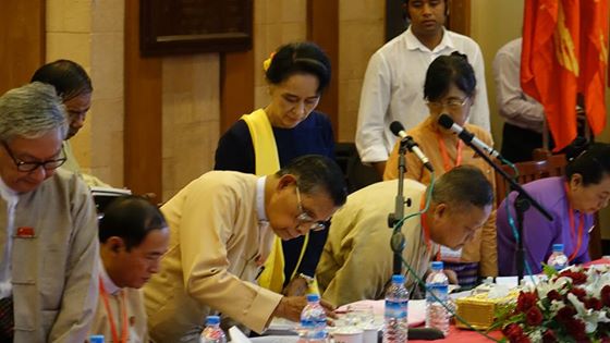 ေဒၚေအာင္ဆန္းစုၾကည္ အႏုိင္ရ လႊတ္ေတာ္ကိုယ္စားလွယ္မ်ားႏွင့္ ေတြ႔ဆုံ (ဓာတ္ပုံ ၂)