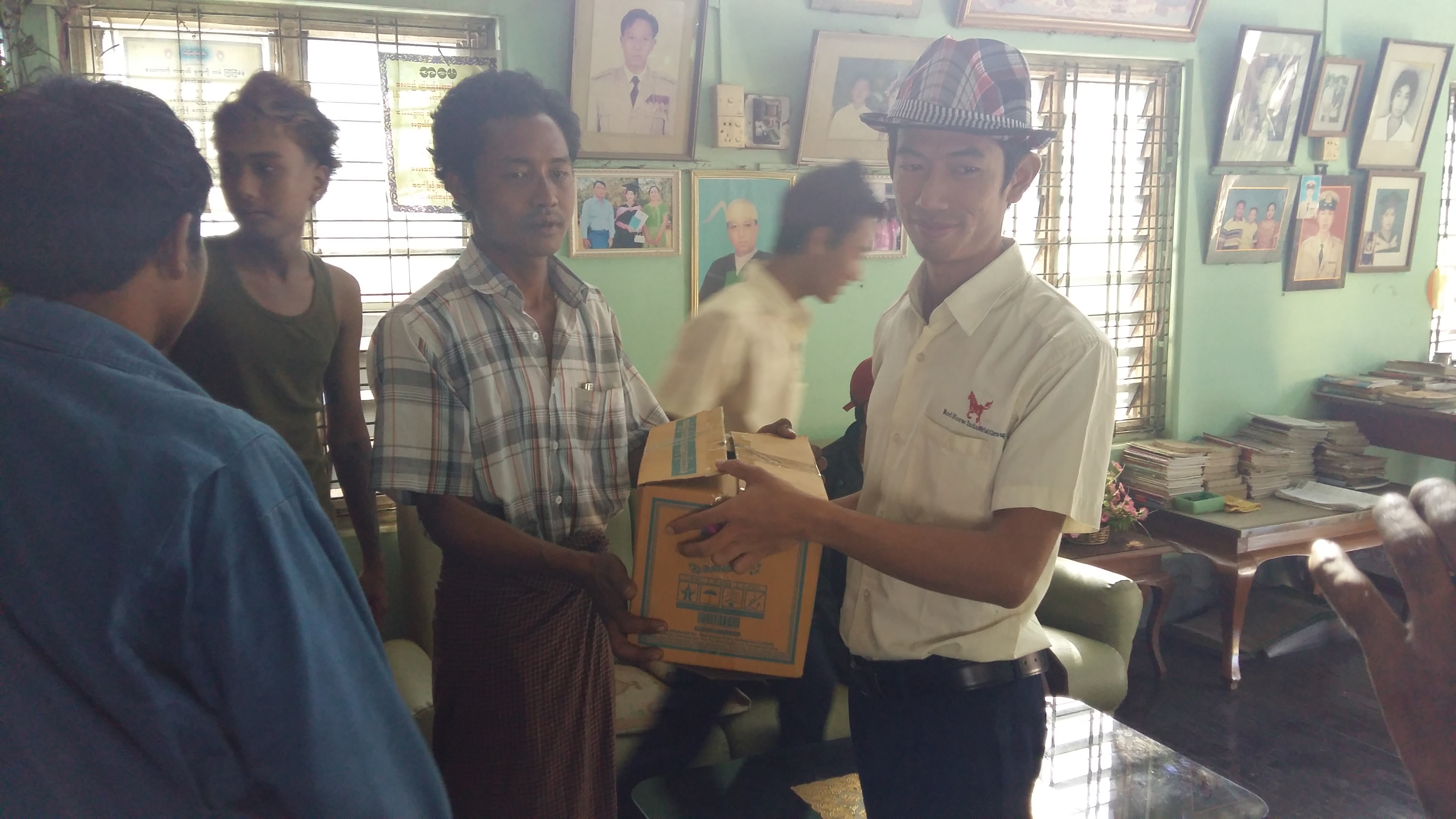 က်ပ္သိန္း ၆၀ ေက်ာ္ ေကာက္ရသည့္ ဆုိကၠားဆရာ ပုိင္ရွင္ကုိ ျပန္လည္အပ္ႏွံ