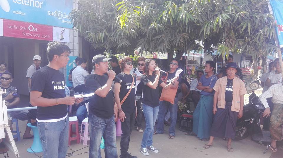 စစ္ေဘးဒုကၡသည္မ်ားအတြက္ ႀကိဳ႕ပင္ေကာက္တြင္ ေတးဂီတျဖင့္ အလႉခံ (ဓာတ္ပုံ)