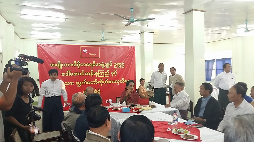 ေဒၚေအာင္ဆန္းစုၾကည္ႏွင့္ တုိင္းရင္းသားလႊတ္ေတာ္ကိုယ္စားလွယ္မ်ား ေတြ႔ဆုံပြဲ (ဓာတ္ပုံ)