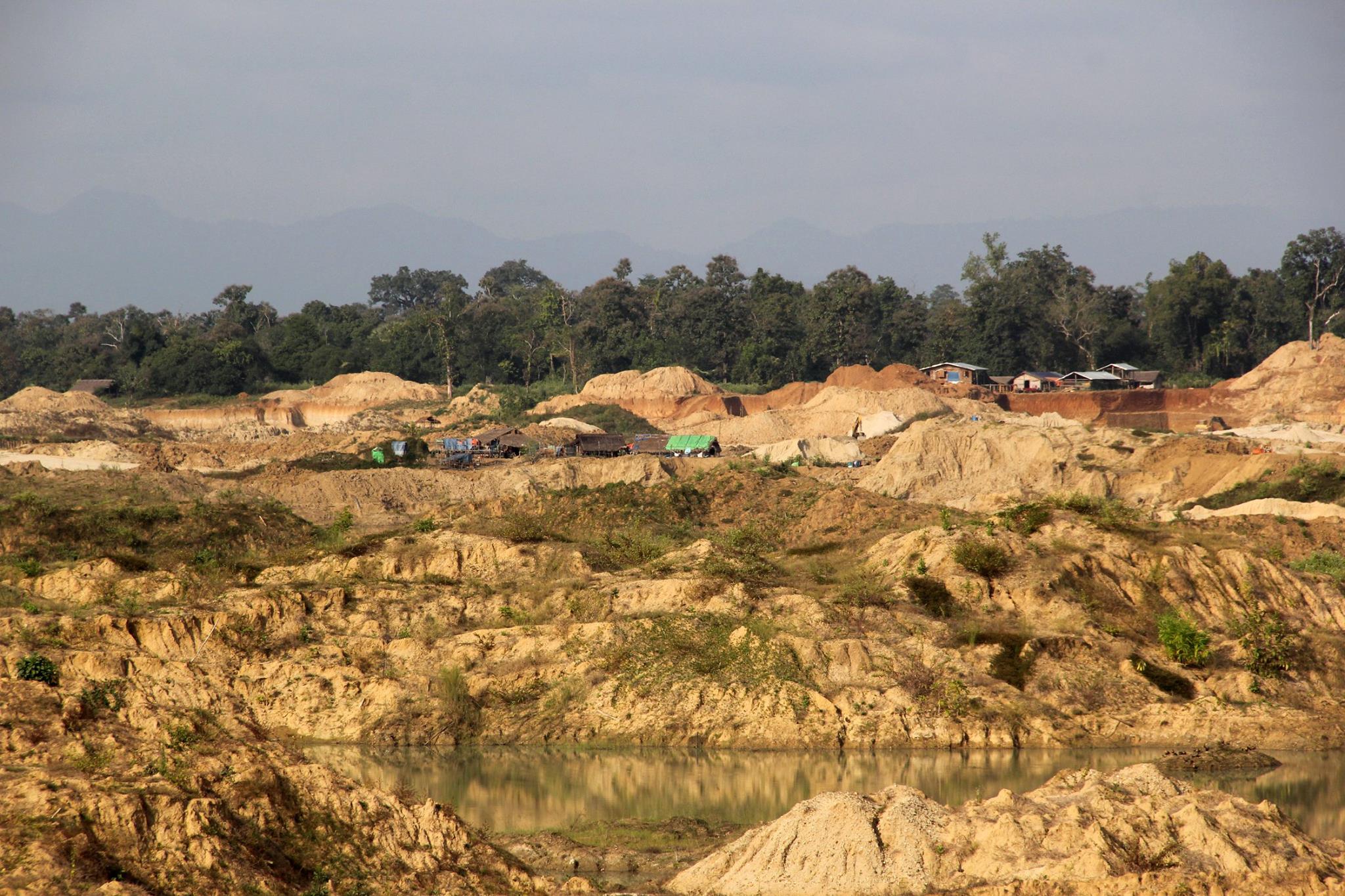 ေရႊတူးေဖာ္မႈေၾကာင့္ ဗန္းေမာက္ၿမိဳ႕နယ္ ေက်းရြာအခ်ဳိ႕ လယ္ေျမမ်ား ပ်က္စီးဆုံး႐ႈံးလာ