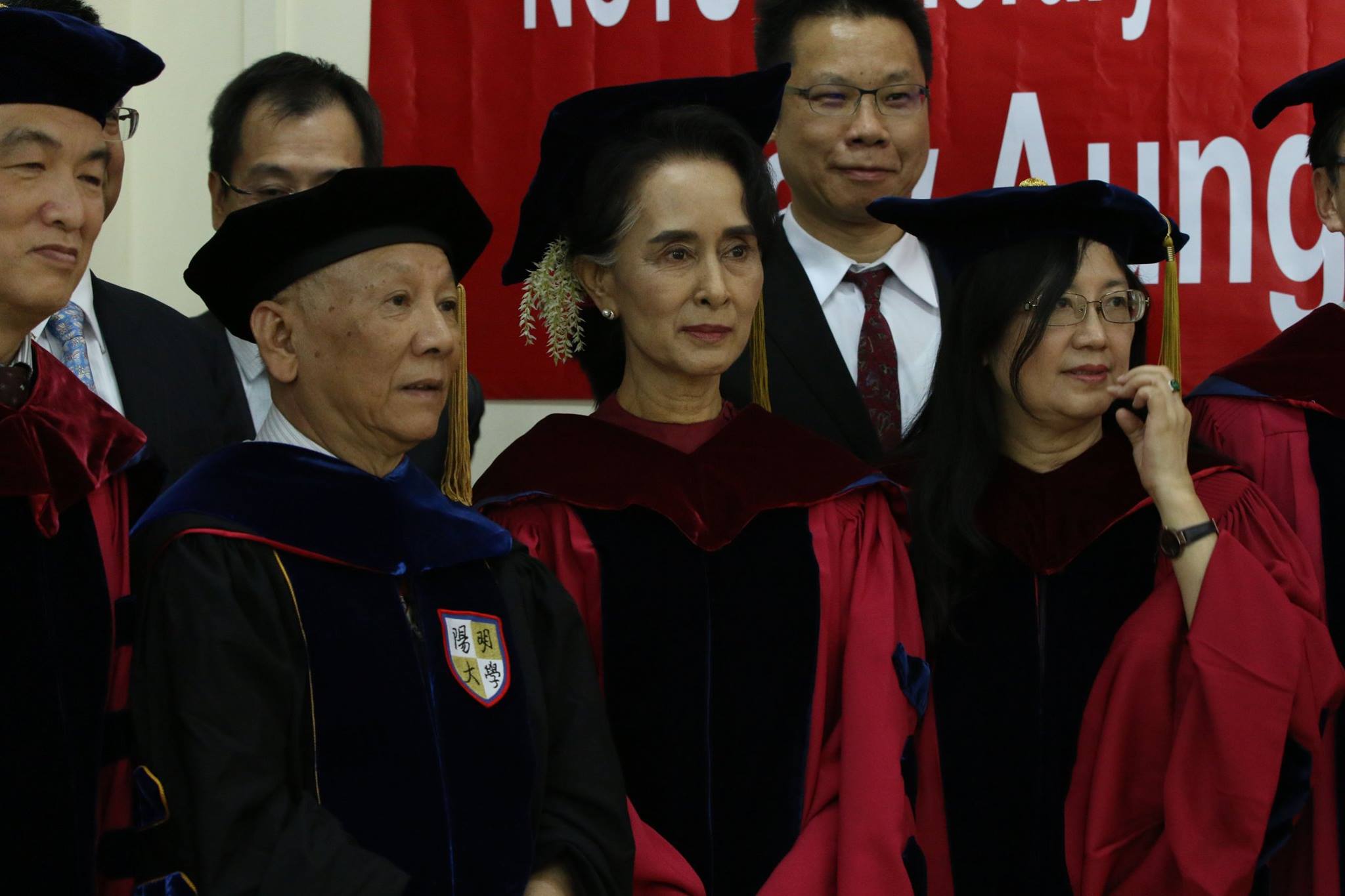 ေဒၚေအာင္ဆန္းစုၾကည္ကုိ Chiao Taung University က ဂုဏ္ထူးေဆာင္ပါရဂူဘြဲ႔ ခ်ီးျမႇင့္