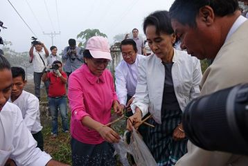 ေဒၚေအာင္ဆန္းစုၾကည္ ေကာ့မွဴးတြင္ အမႈိက္ေကာက္လႈပ္ရွားမႈ ျပဳလုပ္ (ဓာတ္ပုံ)