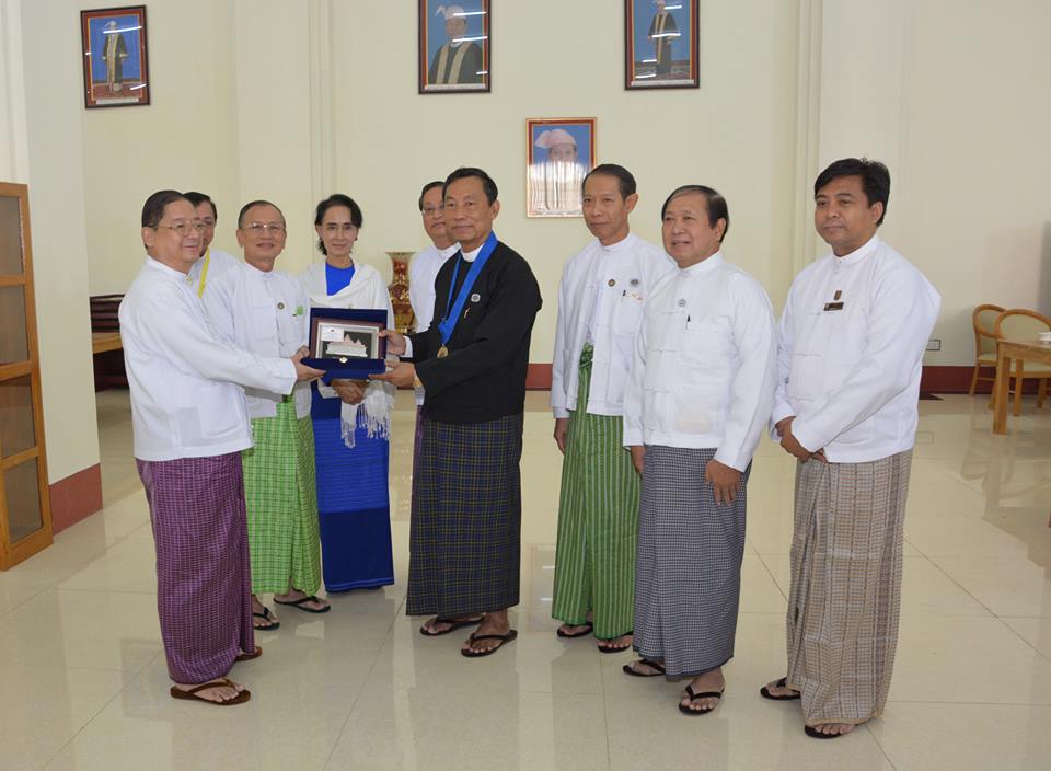 လႊတ္ေတာ္နာယက သူရဦးေရႊမန္း ဂုဏ္ထူးေဆာင္ဘြဲ႔ လက္ခံရယူ