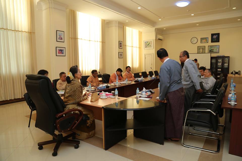 ေဒၚေအာင္ဆန္းစုၾကည္ႏွင့္ ျမန္မာၿငိမ္းခ်မ္းေရးစင္တာ အဖဲြ႔၀င္မ်ား ေတြ႔ဆံု (သတင္းဓာတ္ပုံ)