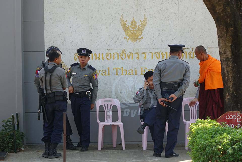 ရန္ကုန္ၿမိဳ႕ ထိုင္းသံ႐ုံးေရွ႕ ရဲတပ္ဖဲြ႔၀င္မ်ား လံုျခံဳေရးယူ (ဓာတ္ပံု)
