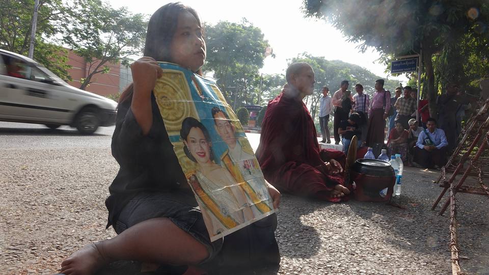 ေသဒဏ္က်ခံ ျမန္မာႏွစ္ဦးအတြက္ ထုိင္းသံ႐ုံးေရွ႕ ဆုေတာင္းပြဲျပဳလုပ္ (ဓာတ္ပုံ)