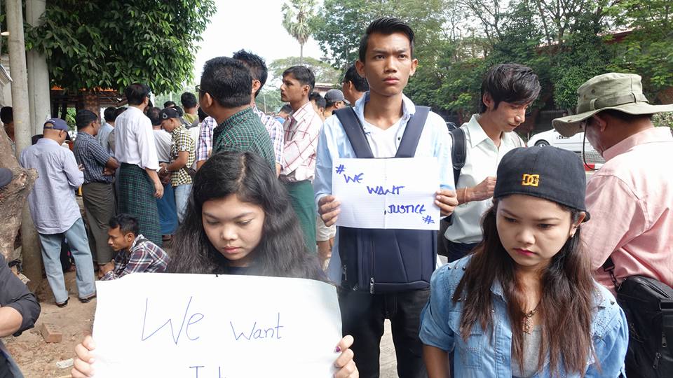ျမန္မာလူငယ္ႏွစ္ဦး လြတ္ေျမာက္ေရး ဆႏၵျပေတာင္းဆုိ (ဓာတ္ပုံ)