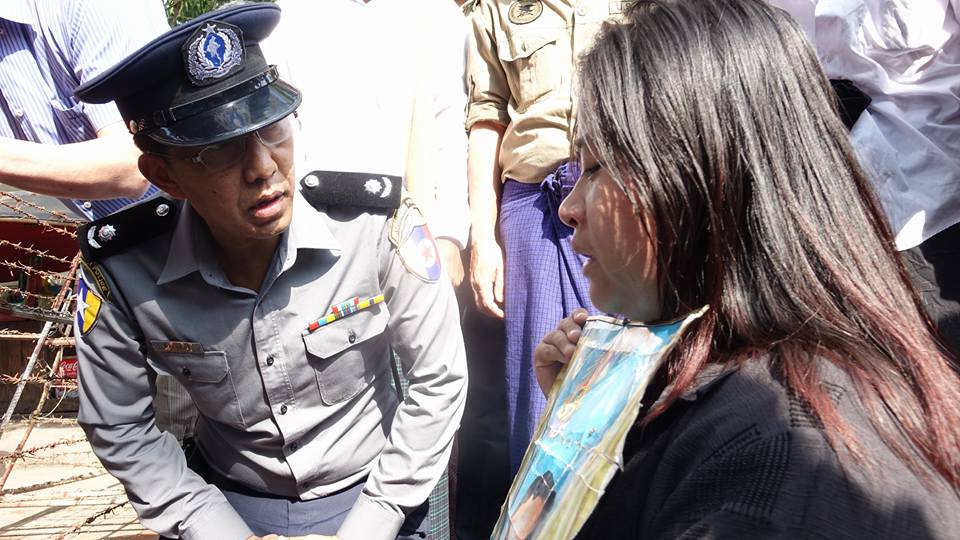 ဆုေတာင္းပြဲ ျပဳလုပ္ေနသည့္ အမ်ဳိးသမီးငယ္ကုိ ရဲမွဴး လာေရာက္ေဖ်ာင္းဖ်