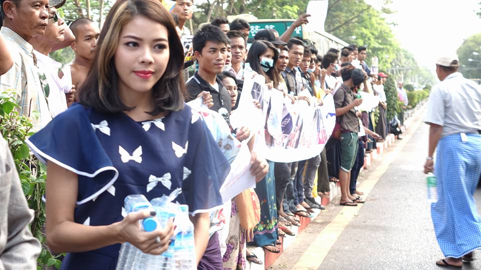 ဆႏၵျပပြဲလာအားေပးသည့္ ထားထက္ထက္ႏွင့္ ခရစၥတီးနား (သတင္းဓာတ္ပုံ)