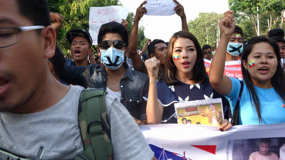သ႐ုပ္ေဆာင္ ထားထက္ထက္ပါ၀င္သည့္အဖြဲ႔ ဆူးေလဘုရားကို ခ်ီတက္ (ဓာတ္ပုံ)
