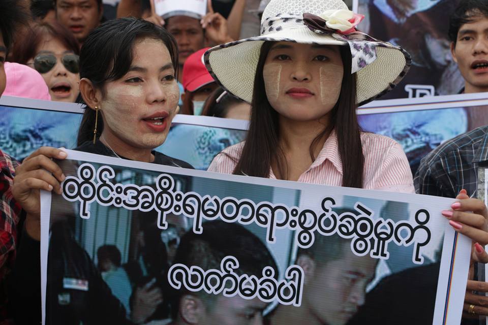 ျမန္မာလူငယ္ႏွစ္ဦးကုိ ေသဒဏ္ခ်မွတ္မႈ ျမ၀တီၿမိဳ႕တြင္ ကန္႔ကြက္ဆႏၵျပ (ဓာတ္ပုံ)