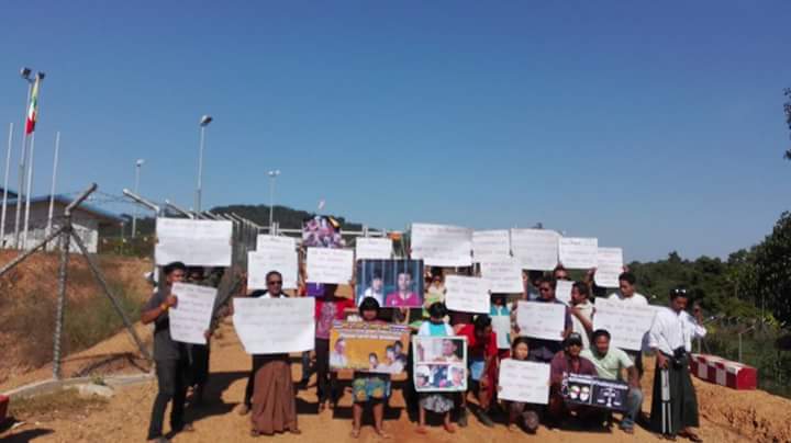 ကံေပါက္ေဒသ ထုိင္းကုမၸဏီေရွ႕ ဆႏၵျပ (ဓာတ္ပုံ)