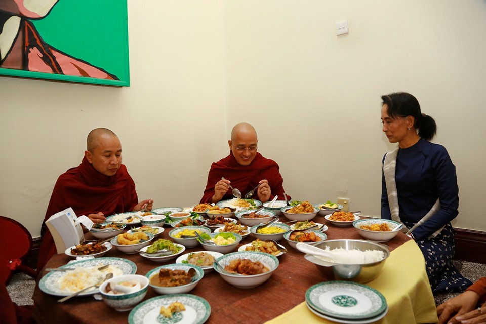 ေဒၚခင္ၾကည္ ကြယ္လြန္ျခင္း ၂၇ ႏွစ္ျပည့္ သံဃာမ်ားကုိ ဆြမ္းကပ္လွဴဒါန္း