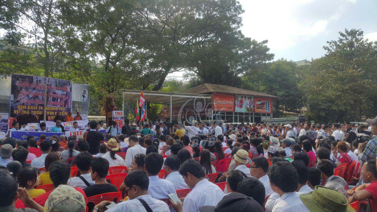ျမန္မာလူငယ္ ၂ ဦးလြတ္ေျမာက္ေရး ရန္ကုန္ၿမိဳ႕ ဗိုလ္စိန္မွန္ကြင္းတြင္ ဆႏၵျပ (ဓာတ္ပံု)