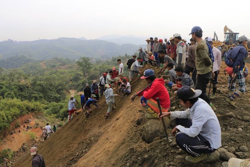 အႏၲရာယ္ၾကားက ေရမေဆးေက်ာက္ ႐ွာေဖြသူမ်ား (ဓာတ္ပုံ)