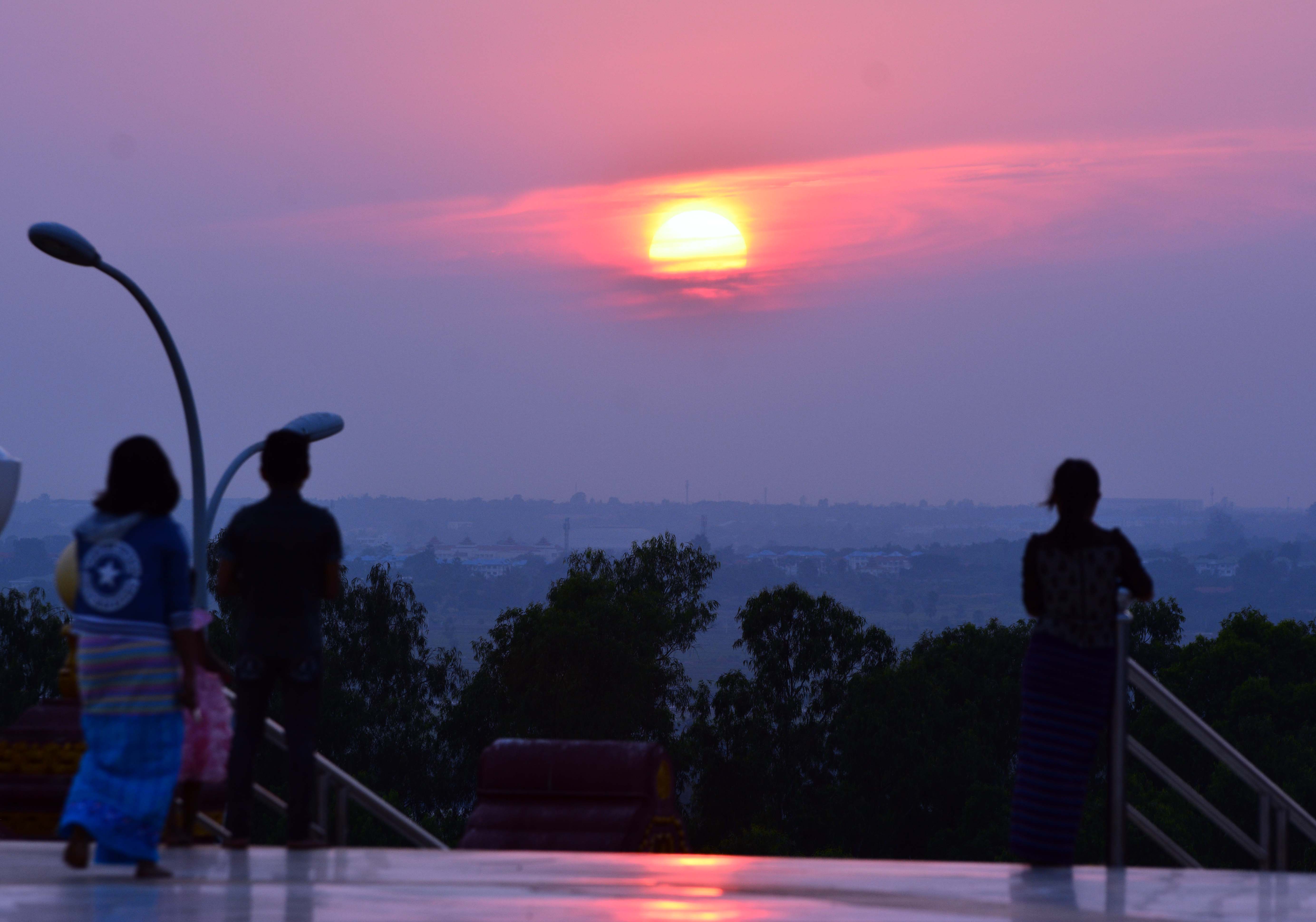 ၂၀၁၅ ေနာက္ဆုံး ေန၀င္ပုံကို ေနျပည္ေတာ္ ဥပၸါတသႏၱိ ဘုရားေပၚမွ ျမင္ေတြ႔ရပုံ (ဓာတ္ပုံ)